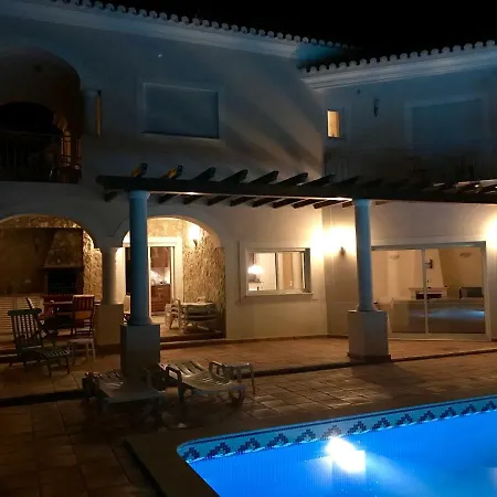 빌라 Lovely Burgau Just 3 Mins Walk From