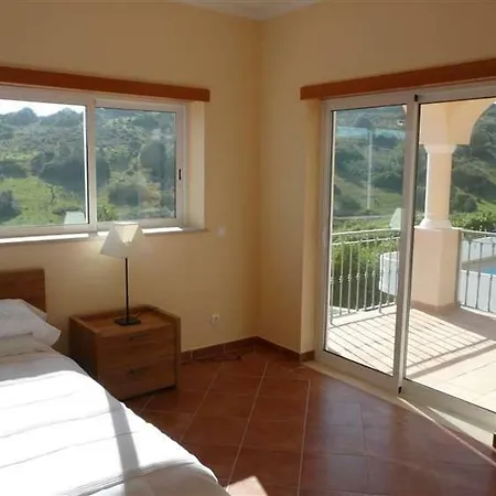 Lovely Burgau Just 3 Mins Walk From Budens